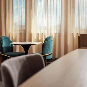 **** Hotel Lenna Of Australia